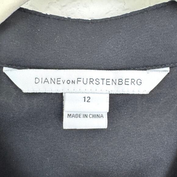 Diane Von Furstenberg Women Gilmore Button Blouse Size 12 100% Silk Floral Black - Picture 2 of 8